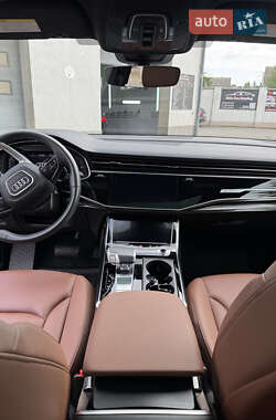 Позашляховик / Кросовер Audi Q8 2023 в 