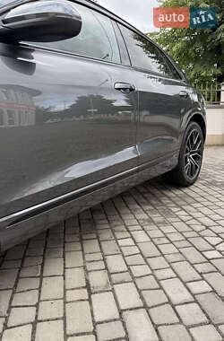 Позашляховик / Кросовер Audi Q8 2023 в 