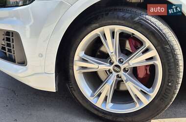 Позашляховик / Кросовер Audi Q8 2021 в 
