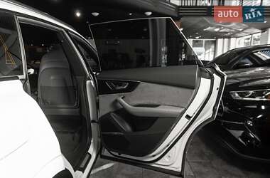 Внедорожник / Кроссовер Audi Q8 2021 в 