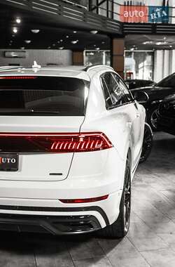 Внедорожник / Кроссовер Audi Q8 2021 в 