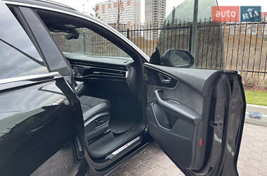 Внедорожник / Кроссовер Audi Q8 2021 в 