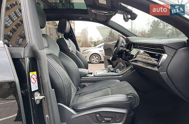 Внедорожник / Кроссовер Audi Q8 2021 в 