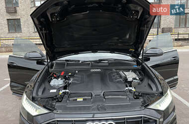 Внедорожник / Кроссовер Audi Q8 2021 в 