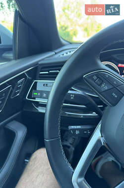 Внедорожник / Кроссовер Audi Q8 2023 в 