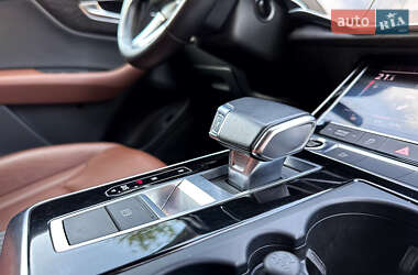 Внедорожник / Кроссовер Audi Q8 2022 в 