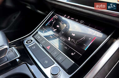Внедорожник / Кроссовер Audi Q8 2022 в 