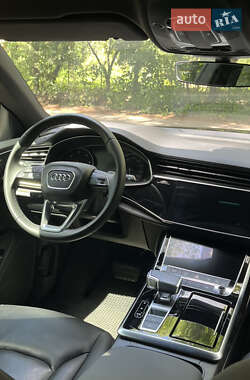 Внедорожник / Кроссовер Audi Q8 2021 в 