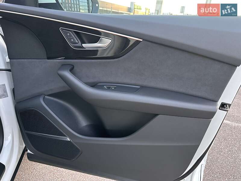 Внедорожник / Кроссовер Audi Q8 2023 в Киеве