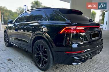 Внедорожник / Кроссовер Audi Q8 2021 в 