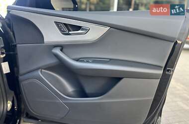Внедорожник / Кроссовер Audi Q8 2021 в 