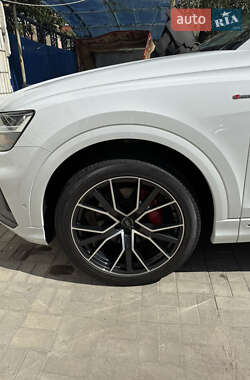Позашляховик / Кросовер Audi Q8 2020 в 