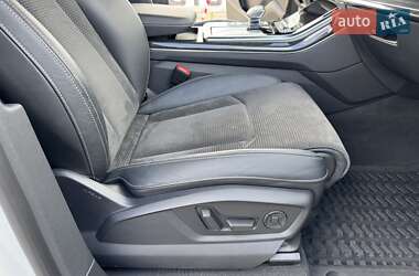 Внедорожник / Кроссовер Audi Q8 2021 в 