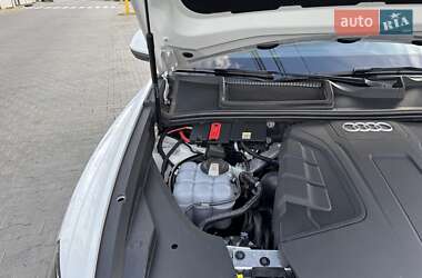 Внедорожник / Кроссовер Audi Q8 2021 в 