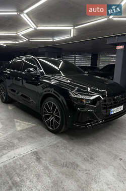 Позашляховик / Кросовер Audi Q8 2023 в 