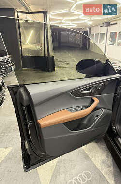 Позашляховик / Кросовер Audi Q8 2023 в 