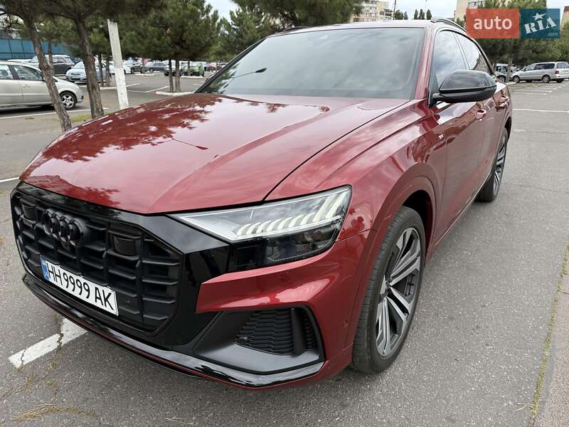 Внедорожник / Кроссовер Audi Q8 2021 в 