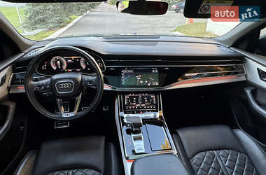 Позашляховик / Кросовер Audi Q8 2021 в 