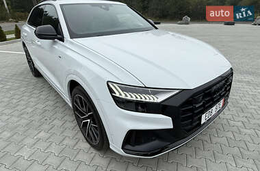 Позашляховик / Кросовер Audi Q8 2022 в 
