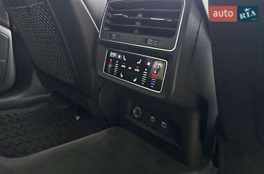 Внедорожник / Кроссовер Audi Q8 2021 в 