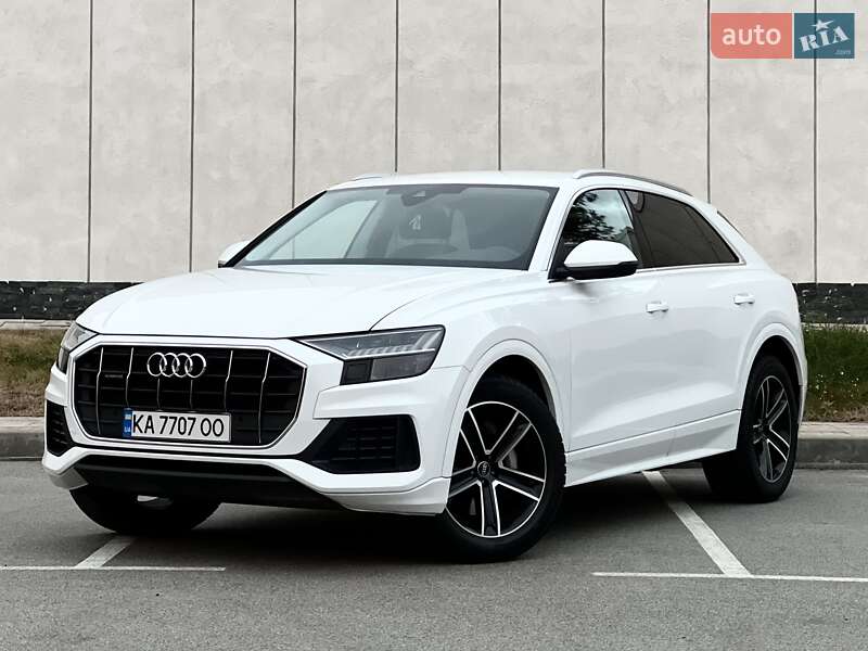 Позашляховик / Кросовер Audi Q8 2023 в 