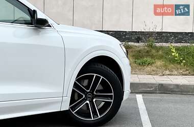 Позашляховик / Кросовер Audi Q8 2023 в 