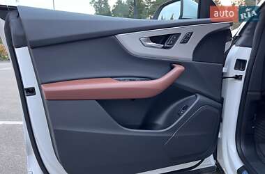 Позашляховик / Кросовер Audi Q8 2023 в 