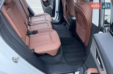 Позашляховик / Кросовер Audi Q8 2023 в 