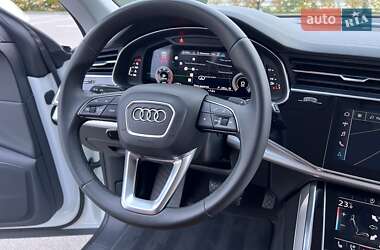 Позашляховик / Кросовер Audi Q8 2023 в 
