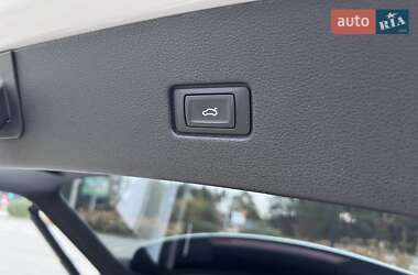 Позашляховик / Кросовер Audi Q8 2023 в 