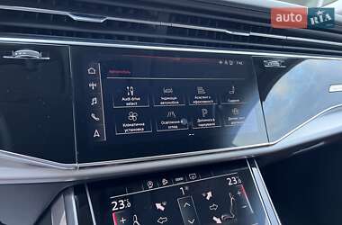 Позашляховик / Кросовер Audi Q8 2023 в 
