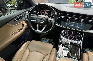 Позашляховик / Кросовер Audi Q8 2021 в 