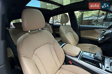 Позашляховик / Кросовер Audi Q8 2021 в 