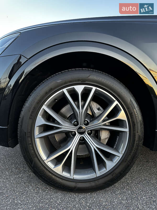 Внедорожник / Кроссовер Audi Q8 2022 в Киеве