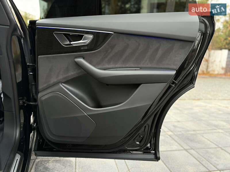 Позашляховик / Кросовер Audi Q8 2023 в Львові