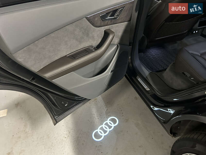 Внедорожник / Кроссовер Audi Q8 2019 в Киеве