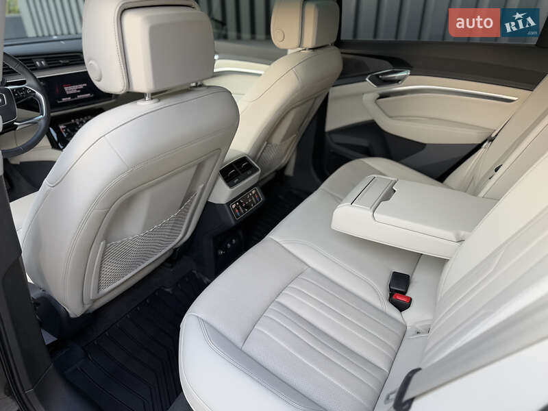 Внедорожник / Кроссовер Audi Q8 2023 в Киеве