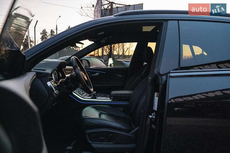 Позашляховик / Кросовер Audi Q8 2019 в Чернівцях