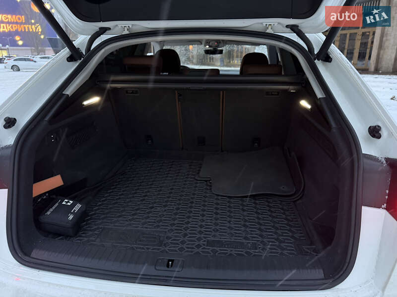 Внедорожник / Кроссовер Audi Q8 2019 в Киеве