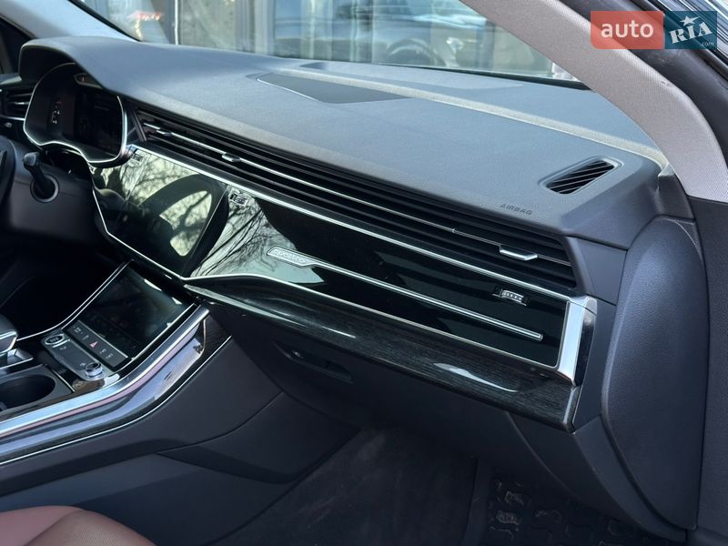 Позашляховик / Кросовер Audi Q8 2020 в Ужгороді