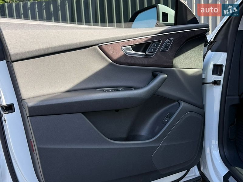 Внедорожник / Кроссовер Audi Q8 2018 в Ужгороде