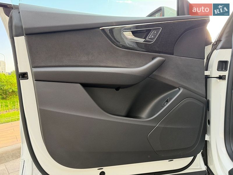 Позашляховик / Кросовер Audi Q8 2023 в Києві