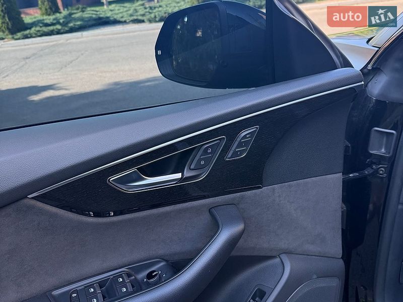 Позашляховик / Кросовер Audi Q8 2021 в Дніпрі