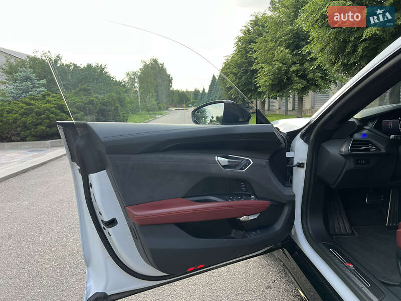 Купе Audi RS e-tron GT 2022 в Дніпрі