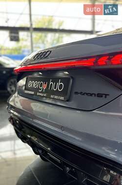 Купе Audi RS e-tron GT 2023 в 