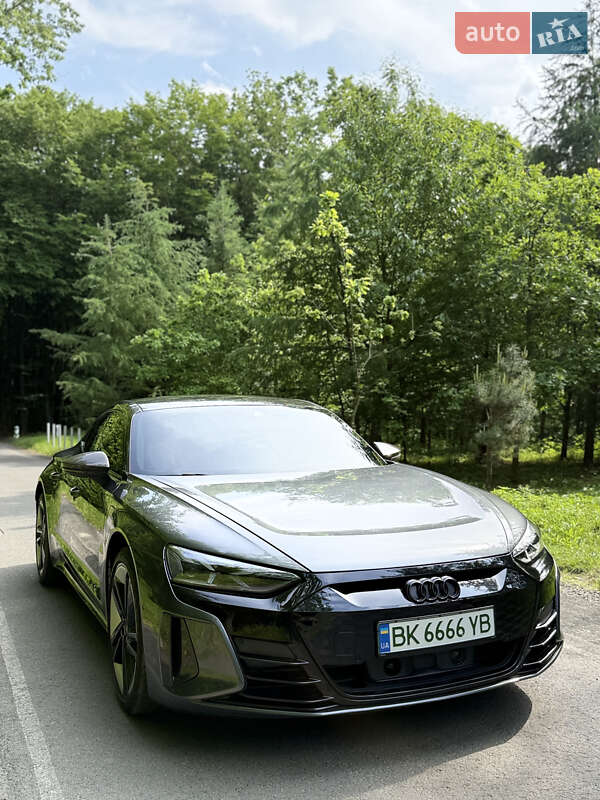 Купе Audi RS e-tron GT 2021 в 