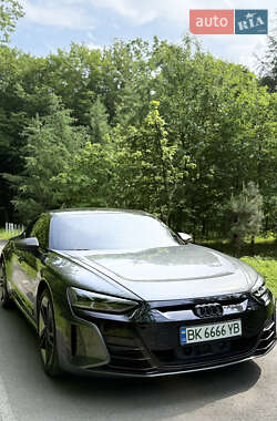 Купе Audi RS e-tron GT 2021 в 