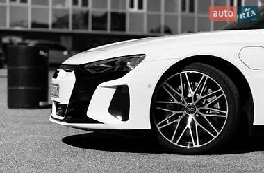Купе Audi RS e-tron GT 2024 в 