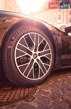 Купе Audi RS e-tron GT 2021 в 