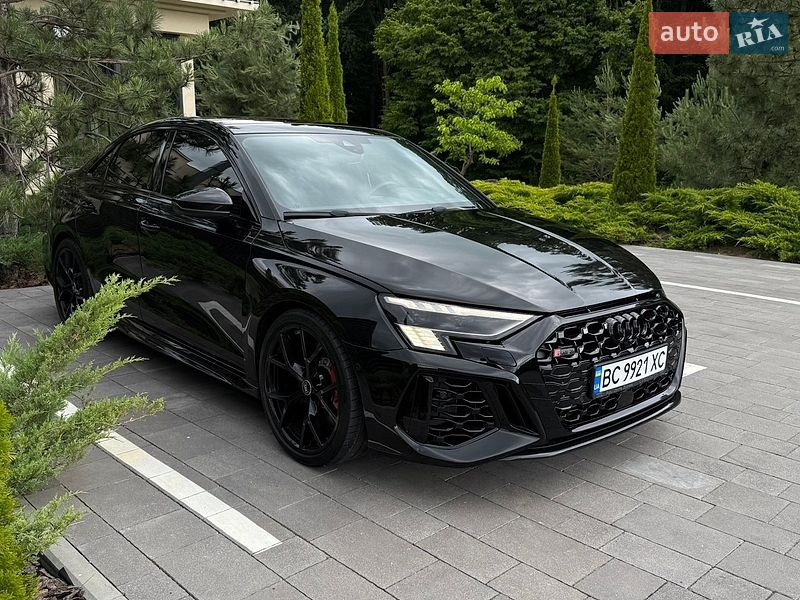Седан Audi RS3 2022 в Умані